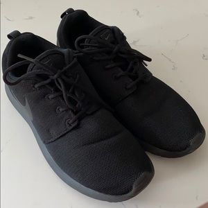 Nike Women’s Roshe One Black 9.5